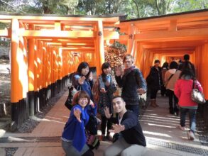 Japonais au Fushimi Inari à Kyoto