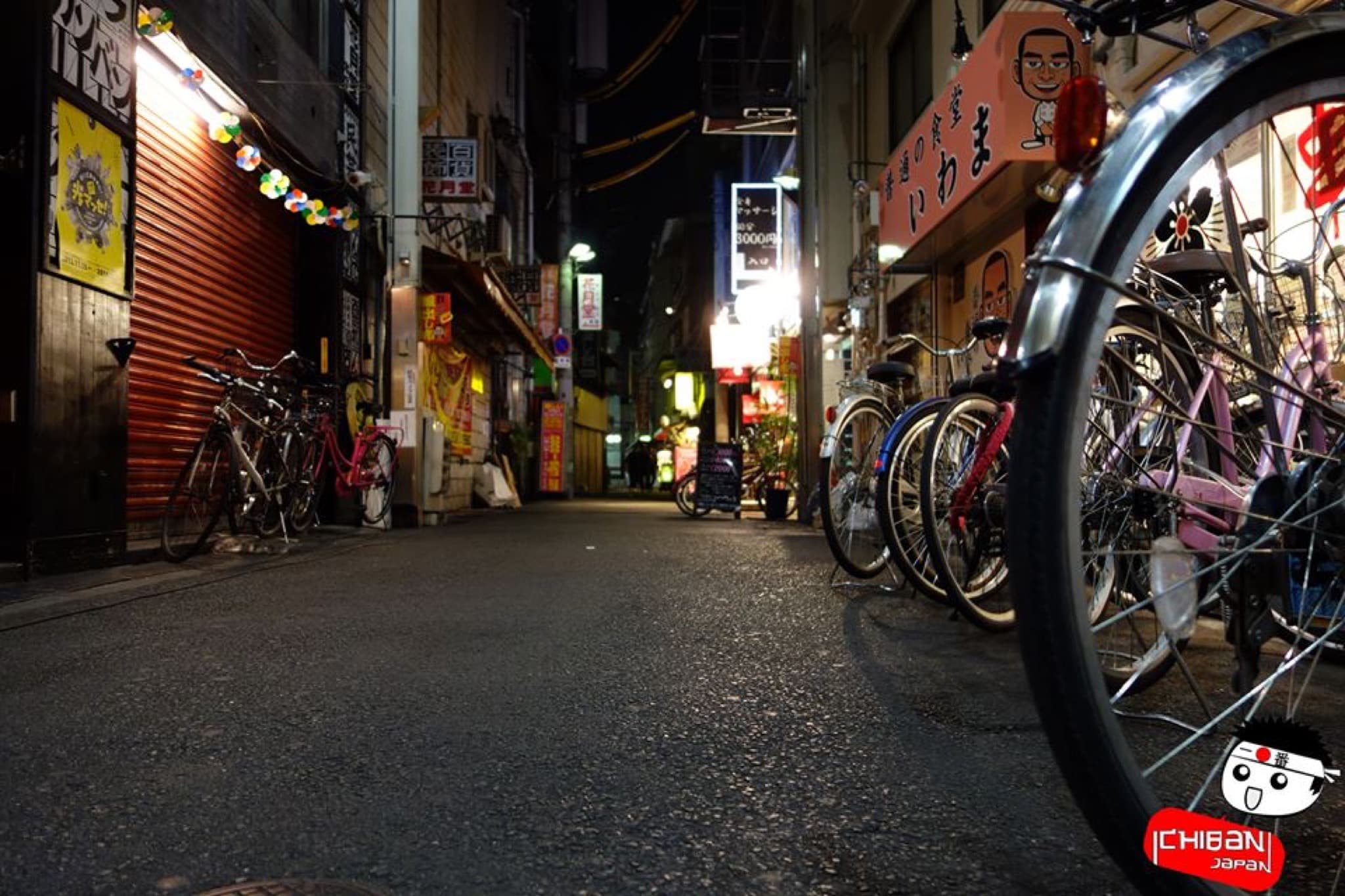 Une ruelle à Osaka avec des vélos